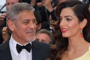 Какой животик! Амаль Клуни спровоцировала слух о новой беременности 