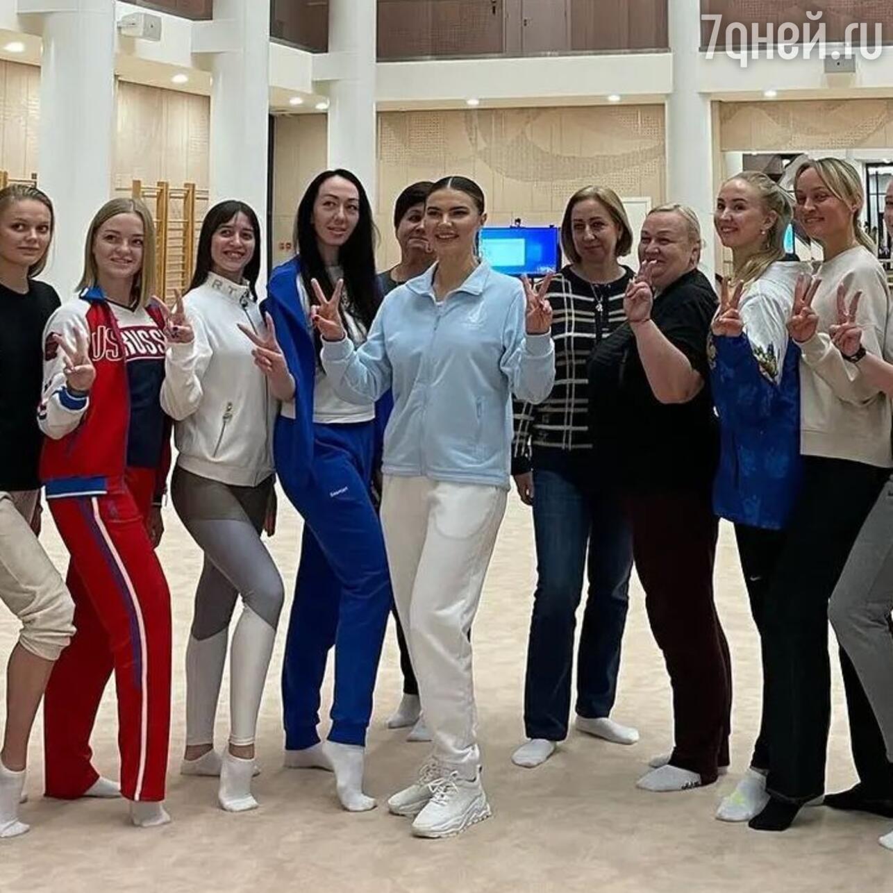 Интернет-пользователи раскритиковали наряд Алины Кабаевой