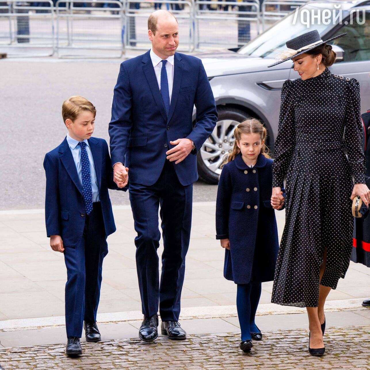 Принц Уильям и Кейт Миддлтон с Джорджем и Шарлоттой - фото