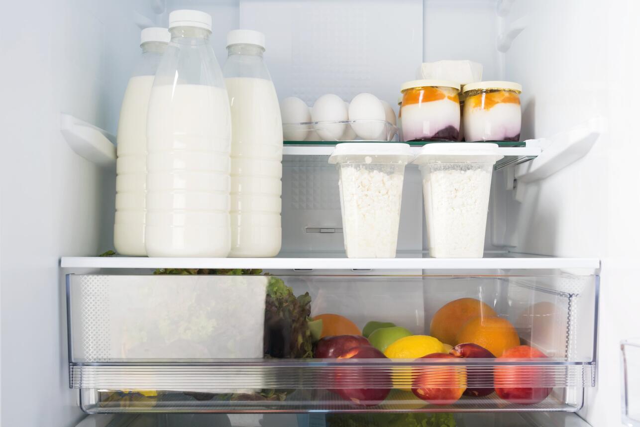 хранение молочных продуктов летом, как хранить молоко, хранение йогурта, сыр летом, температура хранения молочки, заморозка молочных продуктов, как продлить свежесть молока
