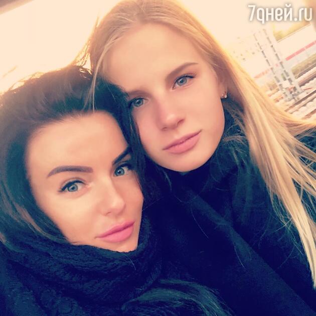 Юлия Волкова с дочкой Викторией