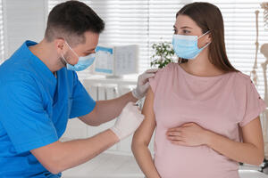 Исследование показало, как беременные реагируют на прививку от коронавируса
