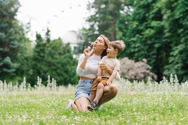 Эстафета с препятствиями: используем лавочки, деревья, скакалки 