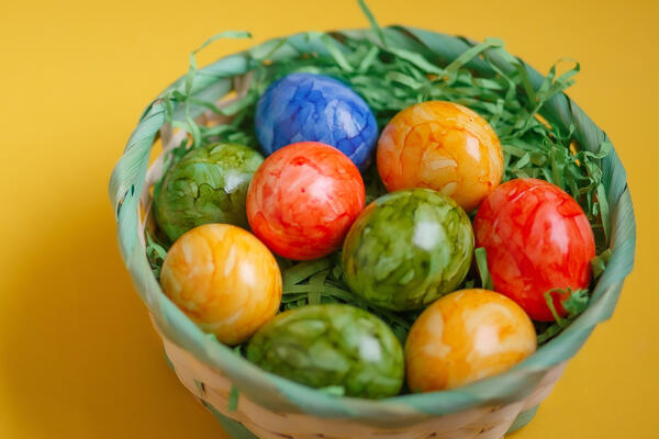 Забудьте про шелуху: 5 способов покрасить пасхальные яйца с помощью капусты, чая и пряностей