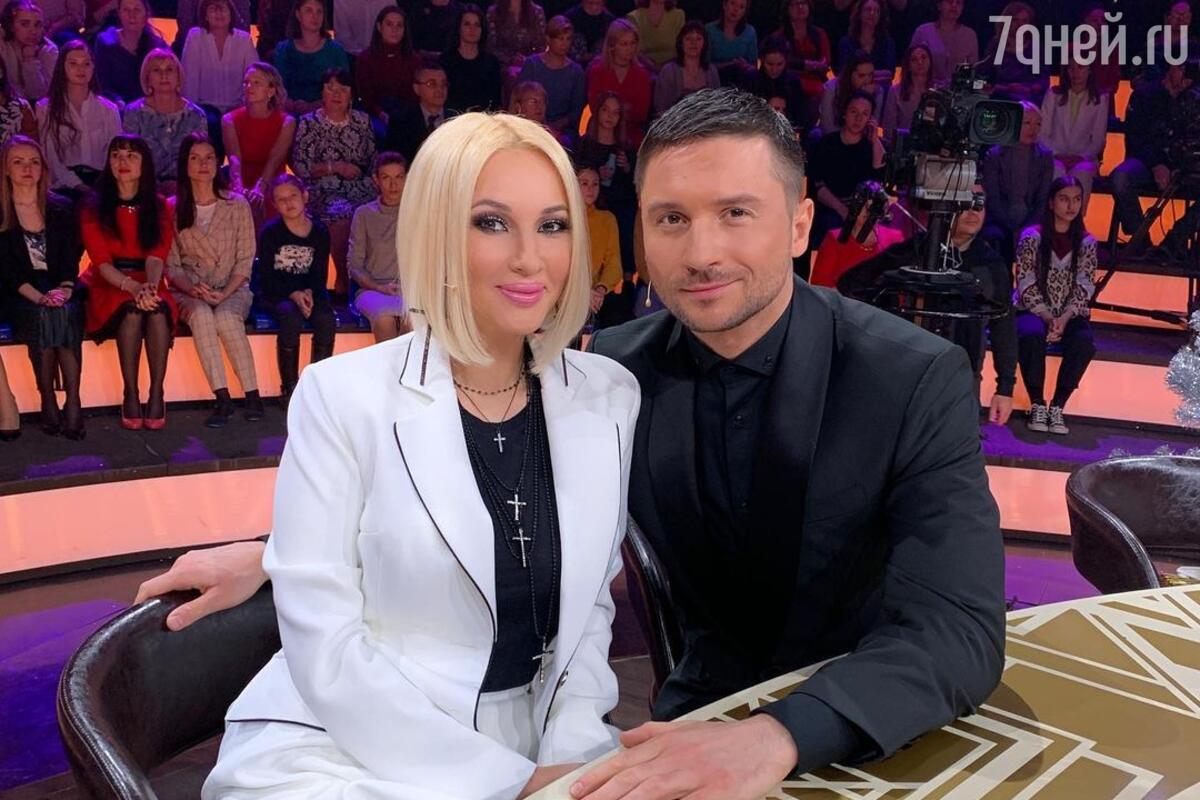 Жағажайдағы әдемі сиқыршы