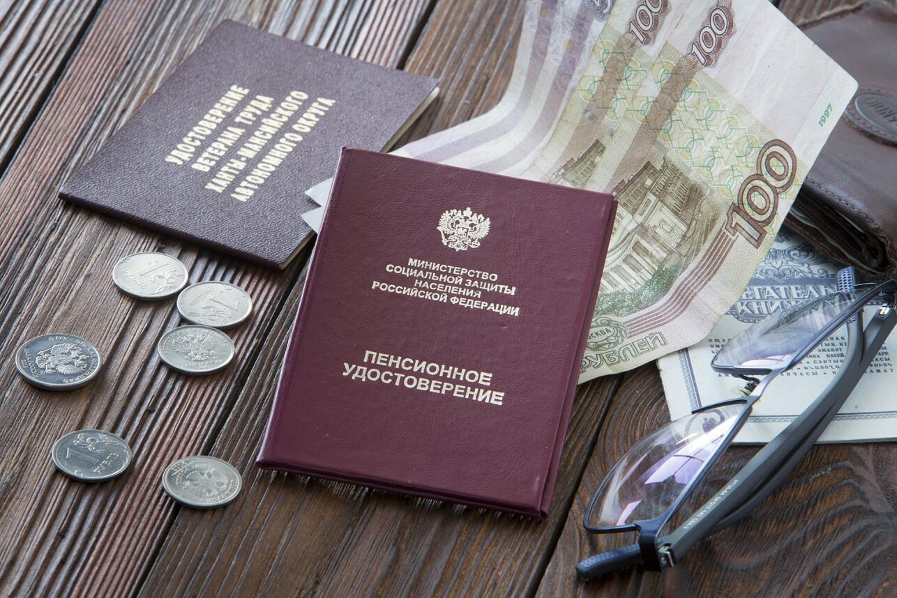 пенсии 2025, пенсии работающим пенсионерам, индексация пенсий 2025, августовский перерасчёт пенсий, надбавка к пенсии, пенсионные баллы, сколько добавят к пенсии