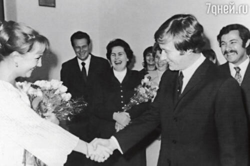 «На свадьбе Екатерины Градовой и Андрея Миронова гуляла вся труппа Театра сатиры. 30-летний Андрей к женитьбе подошел серьезно и долго «проверял» Катю. Он был настроен на долгий счастливый брак» Весна 1971 г. 