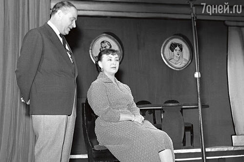 Родители Андрея Миронова Мария Миронова и Александр Менакер в 50—60-е годы были самым популярным эстрадным дуэтом в СССР. 1959 г.