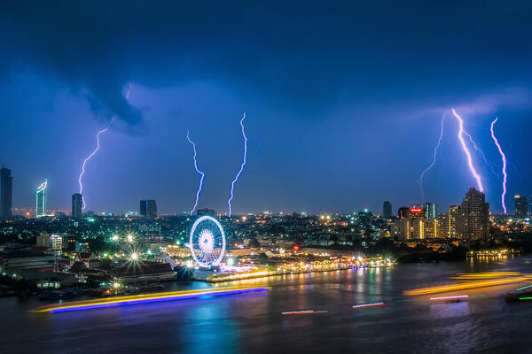 «Пройдет севернее Москвы»: синоптик предупредила о последствиях бушующего в США урагана