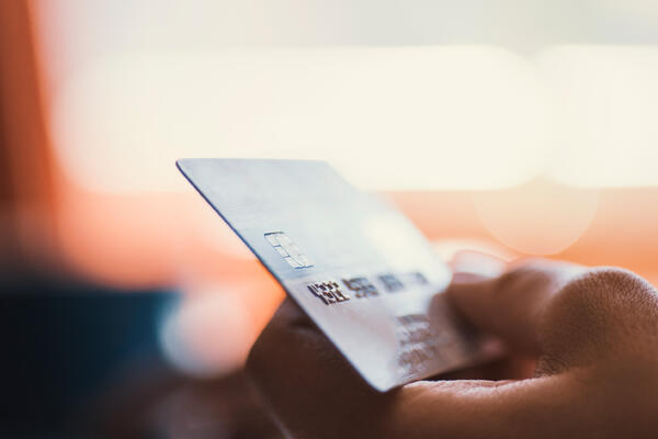 Почему не стоит копить пенсию на банковской карте — обезопасьте ваши сбережения