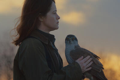 «Я — значит Ястреб»: фильм с Клэр Фой от студии Брэда Питта выходит в прокат