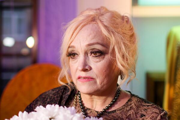 Надежда Кадышева ушла в слезах со сцены после новогоднего выступления