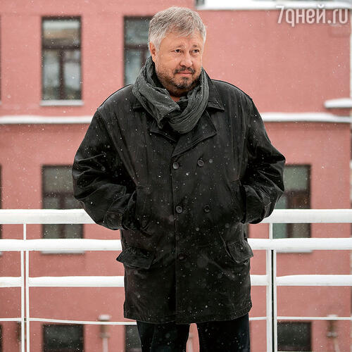 Поначалу столица представлялась неприступной: казалось, здесь и трещинки не найдется, чтобы втиснуться. Но Москва — город великодушный