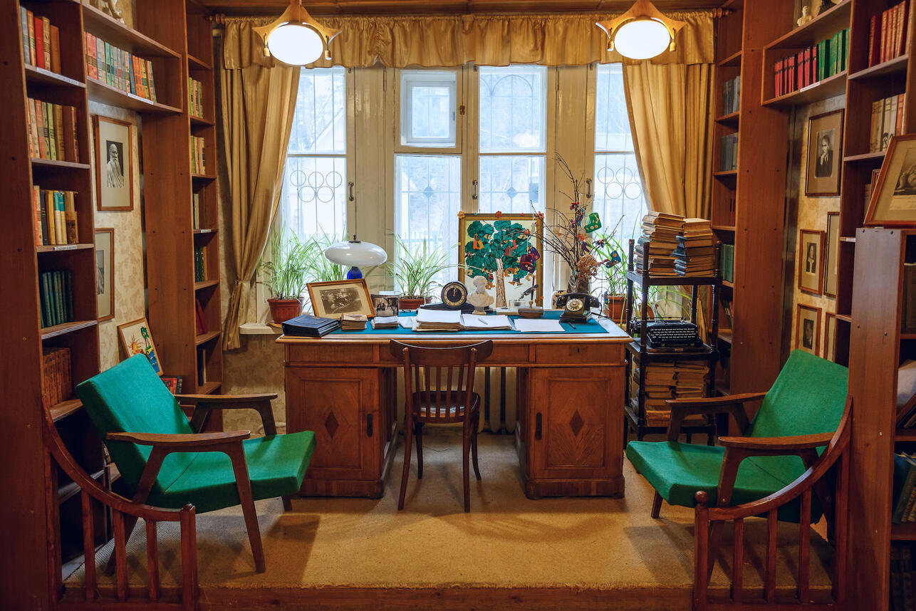 советская мебель в интерьере, советские вещи в моде, винтажная мебель 60-х, торшер с бахромой, хрустальный сервант, стулья из советской школы, винтаж в интерьере, ковры на стену сейчас, старый интерьер в моде, мебель советской эпохи