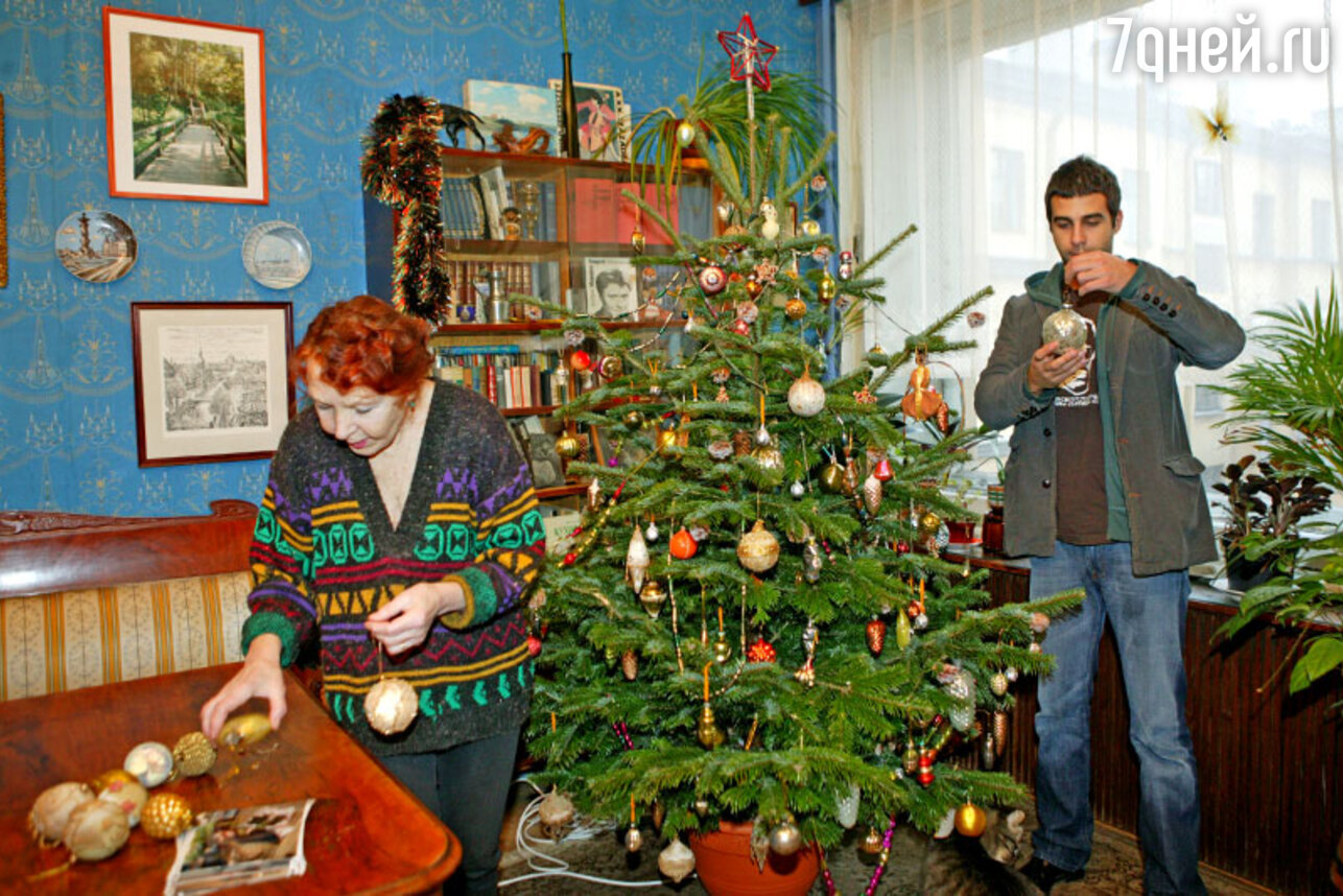 Иван Ургант и его бабушка Нина Ургант с праздничной елкой 2006 года