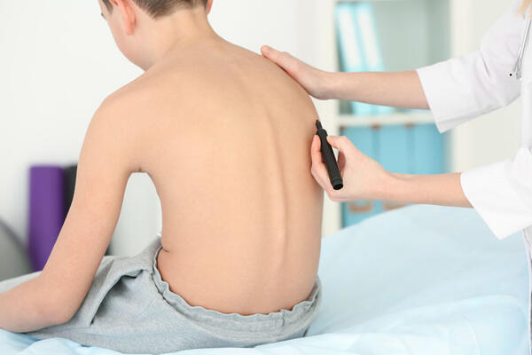 Как исправить сутулость у ребенка?