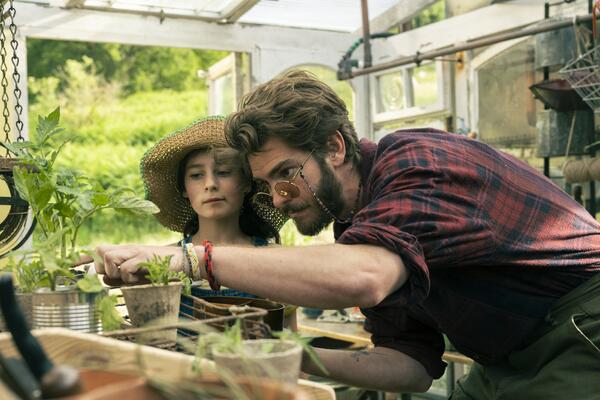 Вышел основной трейлер фильма «Вверх по волшебному дереву» с Эндрю Гарфилдом и Ребеккой Фергюсон