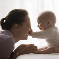 Соло-материнство: почему россиянки выбирают «рожать для себя» — психолог