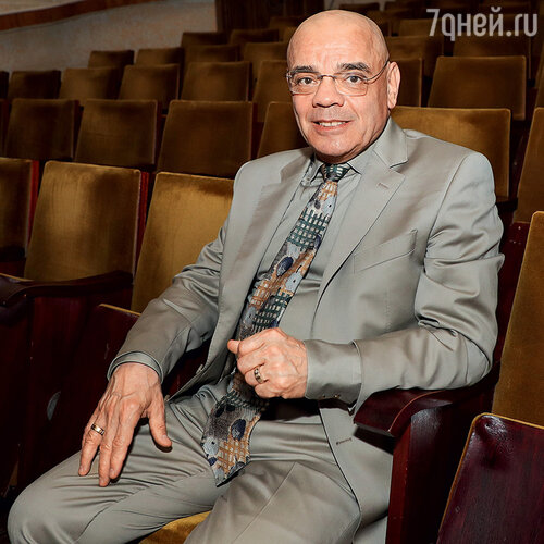 Худрук театра «Сатирикон» Константин Райкин позвал меня сразу на несколько ролей. Перед  началом церемонии закрытия фестиваля «Хрустальный источникъ» в Ессентуках