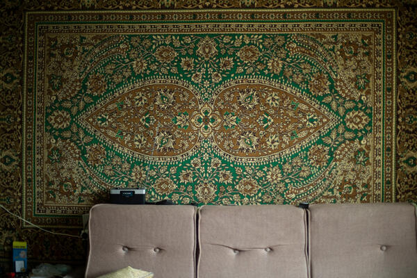 7 плюсов ковров на стене, о которых мы забыли (и зря)