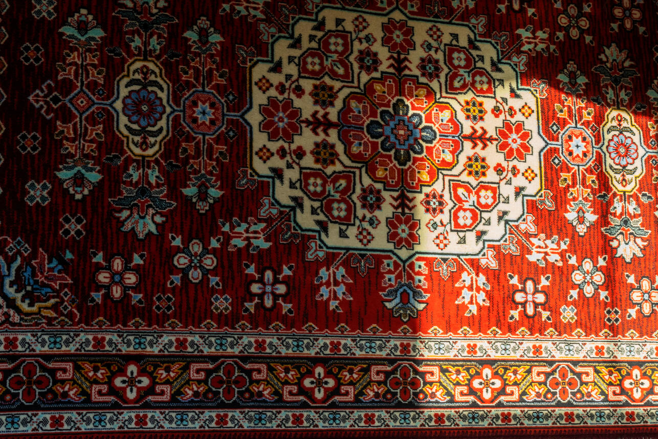 ковер на стену, ковры на стене, плюсы ковров, зачем вешать ковер на стену, ковер в интерьере, ковры в спальне, ковры в детской, ковры в стиле ретро, тренды 2025, ковер на стене дизайн, ковер в квартире, утепление стены ковром