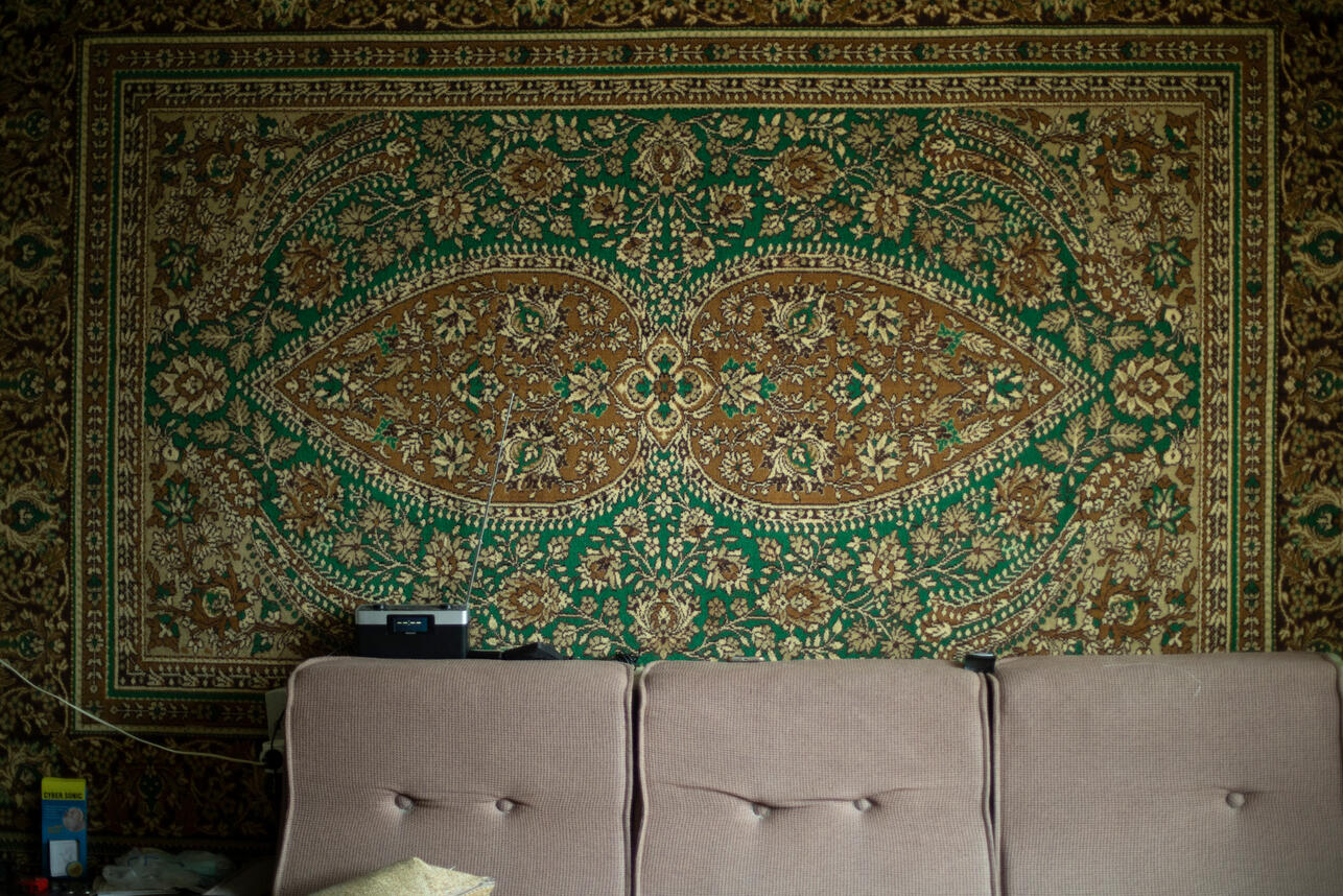 ковер на стену, ковры на стене, плюсы ковров, зачем вешать ковер на стену, ковер в интерьере, ковры в спальне, ковры в детской, ковры в стиле ретро, тренды 2025, ковер на стене дизайн, ковер в квартире, утепление стены ковром