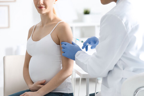 Минздрав разрешил прививать беременных от коронавируса