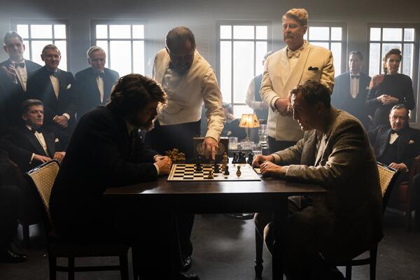«Королевская игра»: драма про шахматы со звездой сериала «Тьма»
