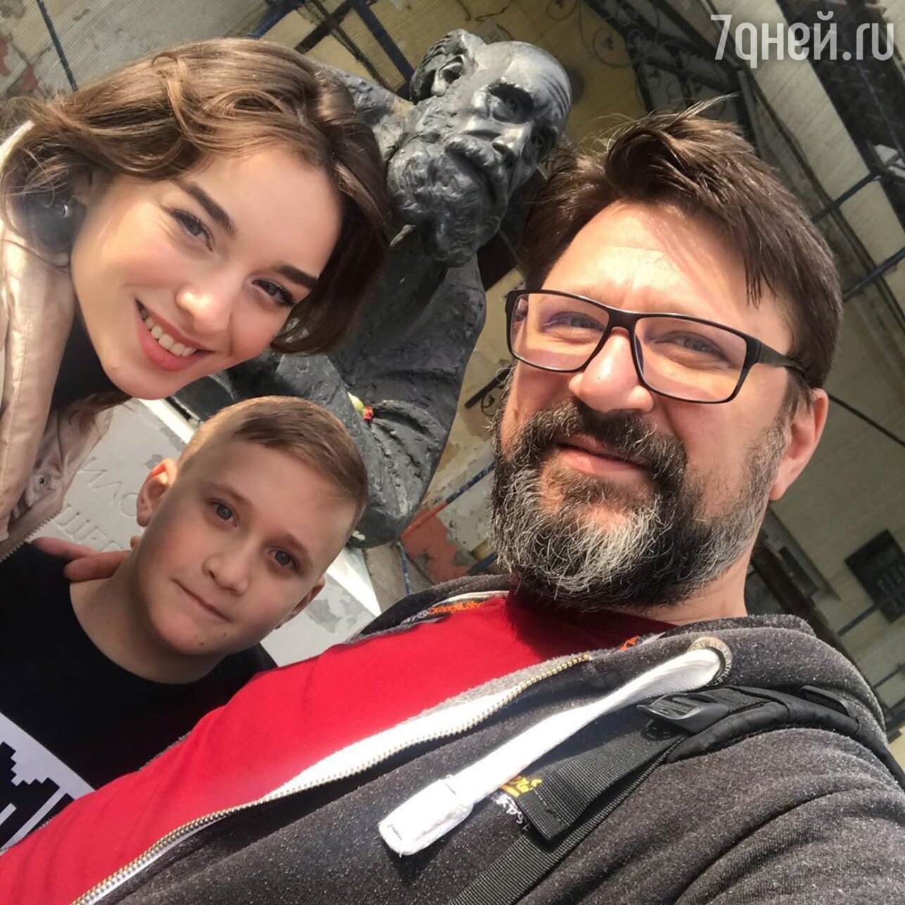 Виктор Логинов с возлюбленной и сыном