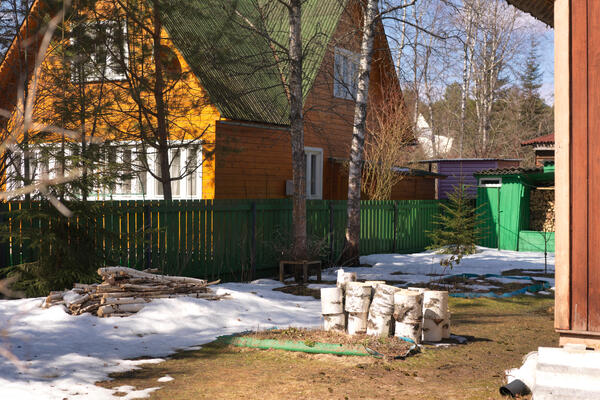 Первый визит на дачу после зимы — вот что нужно сделать с домом и участком