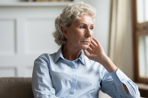 Деменция у пожилых людей: причины, симптомы и как лечить