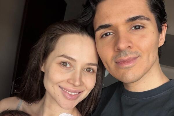 «Ослепла на один глаз, но улыбается»: изможденная Лерчек на коленях у сына напугала своим видом 