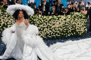 Битва шлейфов на балу Met Gala: 81-летняя Дайана Росс затмила всех молодых соперниц  