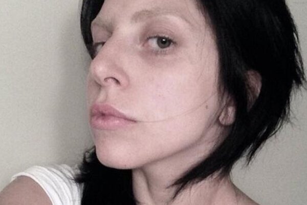 Леди Гага поразила фанатов снимком без макияжа