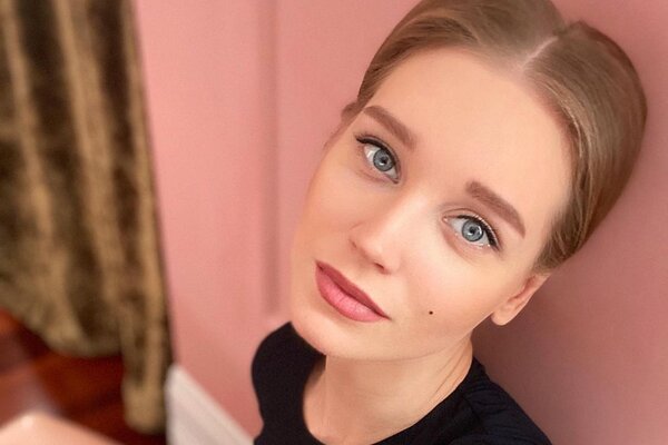 «Стала понятна причина развода»: фанатов потряс вид Асмус без макияжа