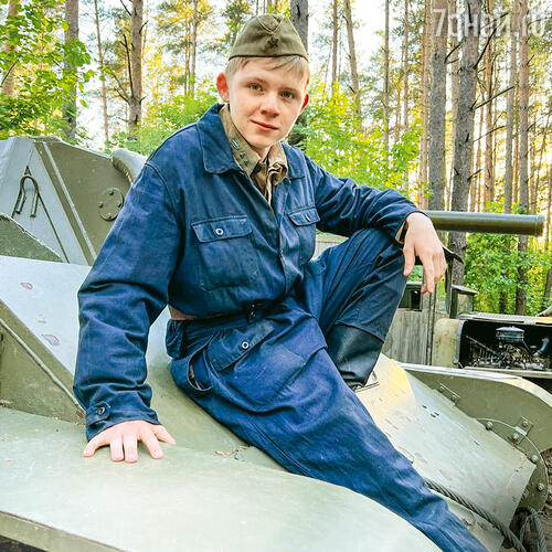 «В нашем фильме было не много сцен со взрывами, все же картина про другое. Для меня самой сложной стала финальная сцена, но, на удивление, сняли мы ее быстро. Я полностью доверял каскадерам и пиротехникам, но сам на всякий случай все проверил — разное бывает» На съемках фильма «Помилование»