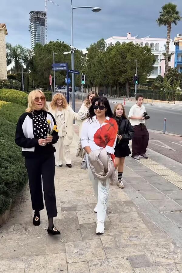 Алла Пугачева с детьми и друзьями