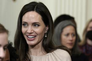 Анджелина Джоли ответила на обвинения Брэда Питта в свой адрес  