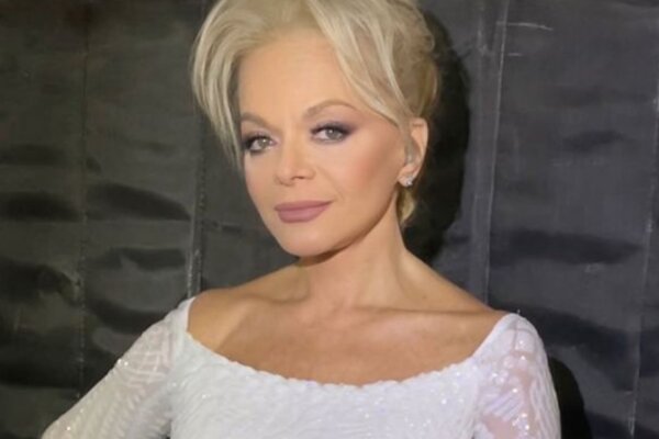 «Фарфоровая куколка»: похудевшая Долина восхитила фигурой в супероблегающем платье 