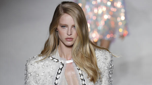 Как носить пайетки и стразы и не выглядеть как гирлянда