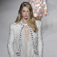 Как носить пайетки и стразы и не выглядеть как гирлянда