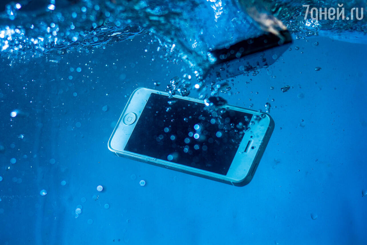 Телефон упал в воду: что делать