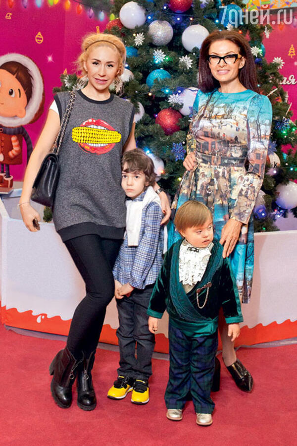 Анастасия Гребенкина с сыном Иваном и Эвелина Блёданс с сыном Семёном