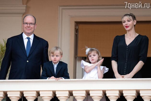 Княль Альбер и княгиня Шарлен с детьми