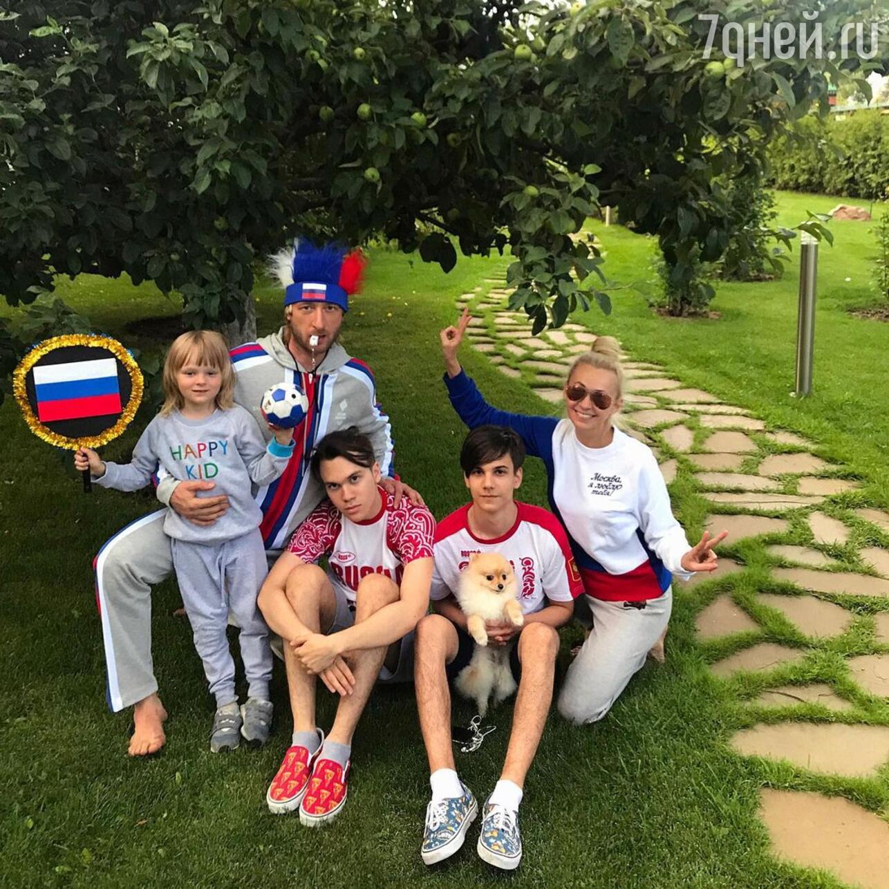 Евгений Плющенко и Яна Рудковская с сыновьями - фото