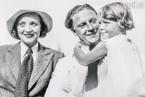 С мужем Рудольфом Зибером и дочерью Марией. 1931 г.