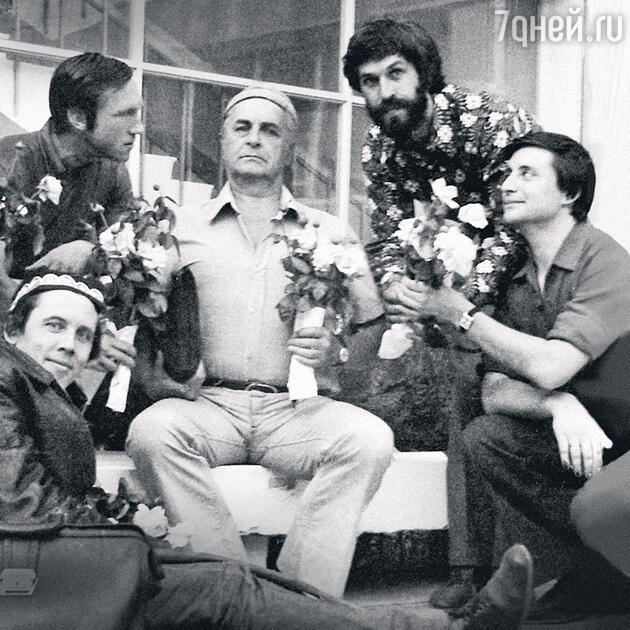 Вениамин Смехов с Валерием Золотухиным, Владимиром Высоцким, Юрием Любимовым и Борисом Хмельницким Вениамин Смехов с Валерием Золотухиным, Владимиром Высоцким, Юрием Любимовым и Борисом Хмельницким