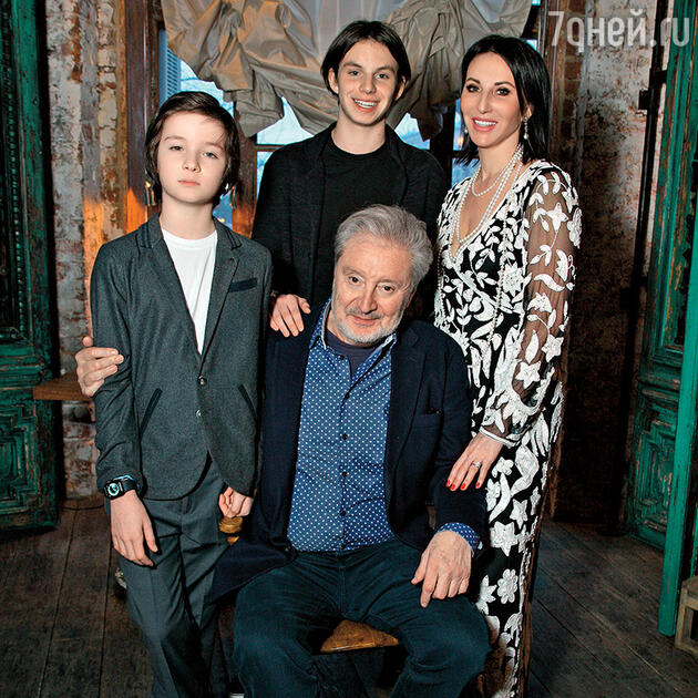 Вениамин Смехов с дочерью Аликой и внуками Макаром и Артемом Вениамин Смехов с дочерью Аликой и внуками Макаром и Артемом