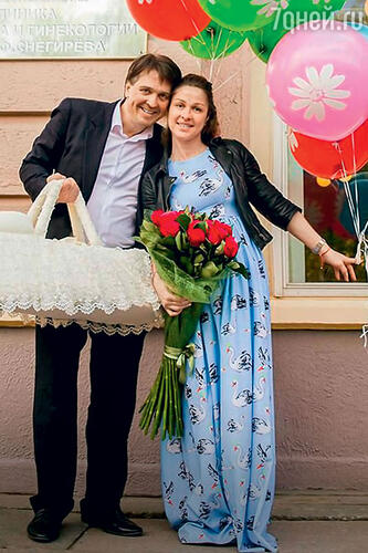 Денис Матросов и Ольга Головина на пороге роддома. Май 2016 г.
