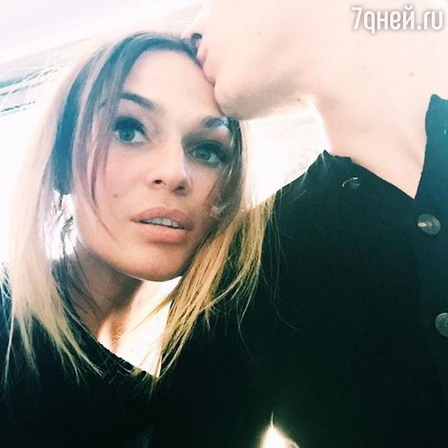 Алена Водонаева попросила фанатов не лезть в ее новые отношения